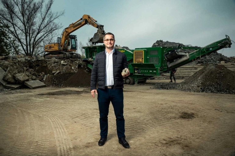 IMG: Dvě dekády ve firemních barvách