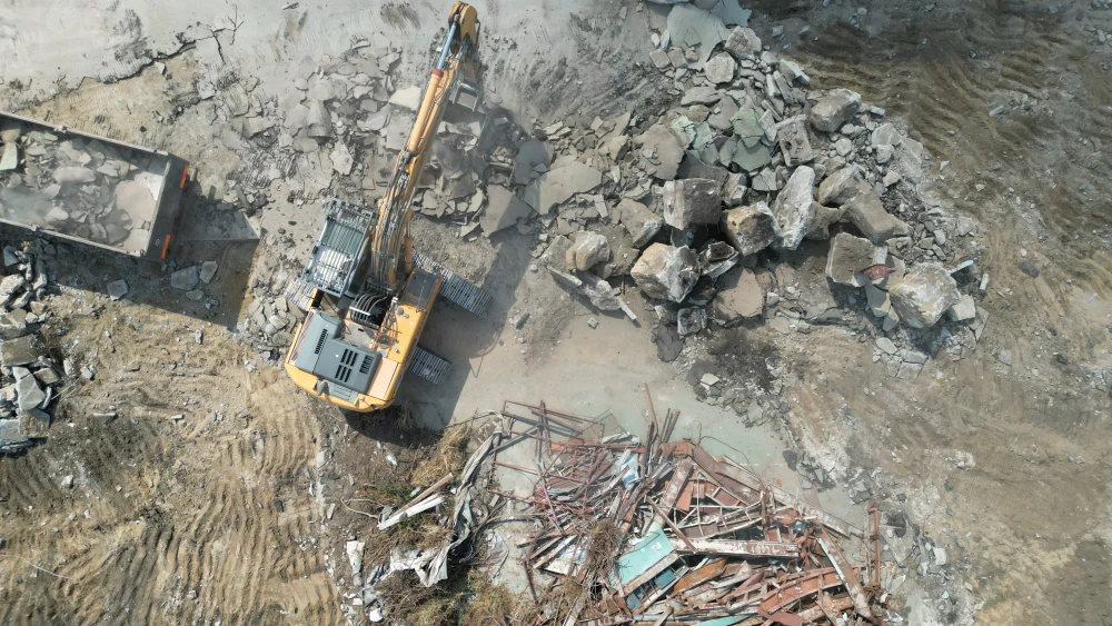 IMG: Zajišťujeme kompletní řešení v oblasti demolice, recyklace a využití stavebních odpadů.
