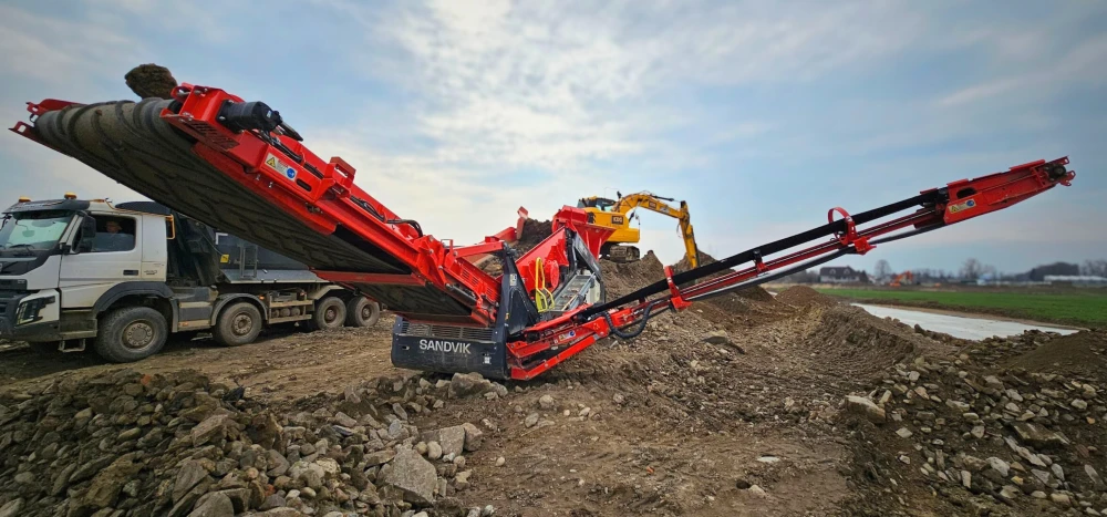 IMG: Stavební odpady mechanicky upravujeme pomocí moderní mobilní drticí a třídicí techniky.