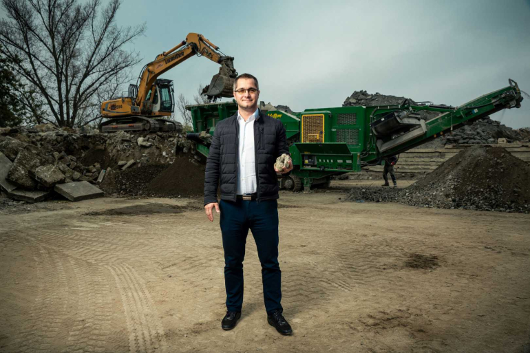 IMG: Dvě dekády ve firemních barvách